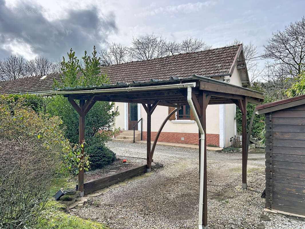 Maison à SAINT-PANTALEON-DE-LARCHE