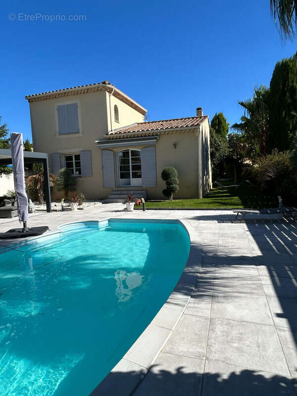 Maison à ENTRAIGUES-SUR-LA-SORGUE