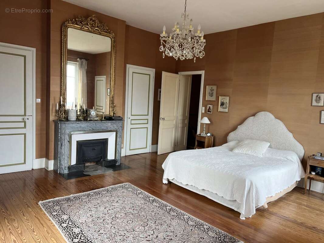 Maison à SAINT-BONNET-LE-CHATEAU