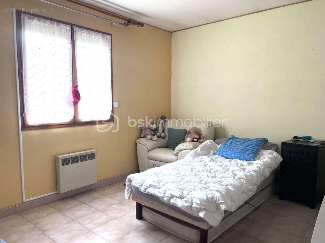 Maison F3 à rafraichir de plain pied de 94,46  m2, 2 chambres sur 191 m2 de terrain - photo 7
