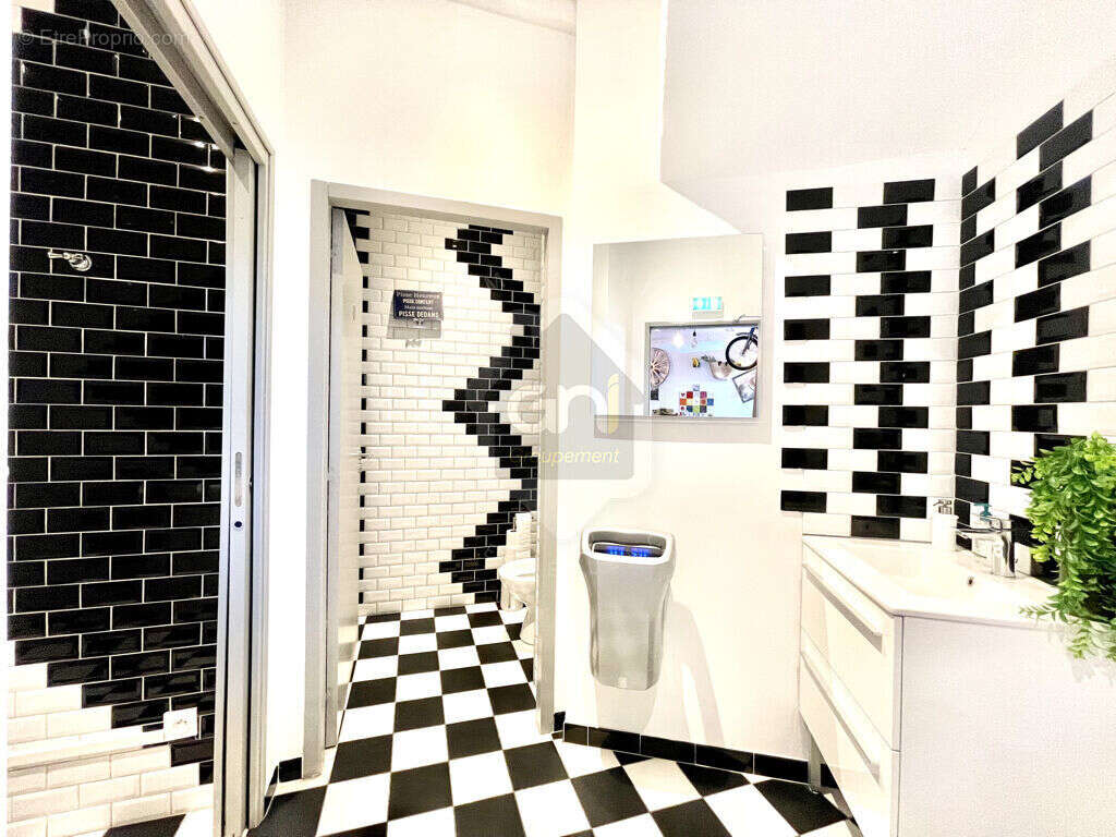 Commerce à AIGUES-VIVES