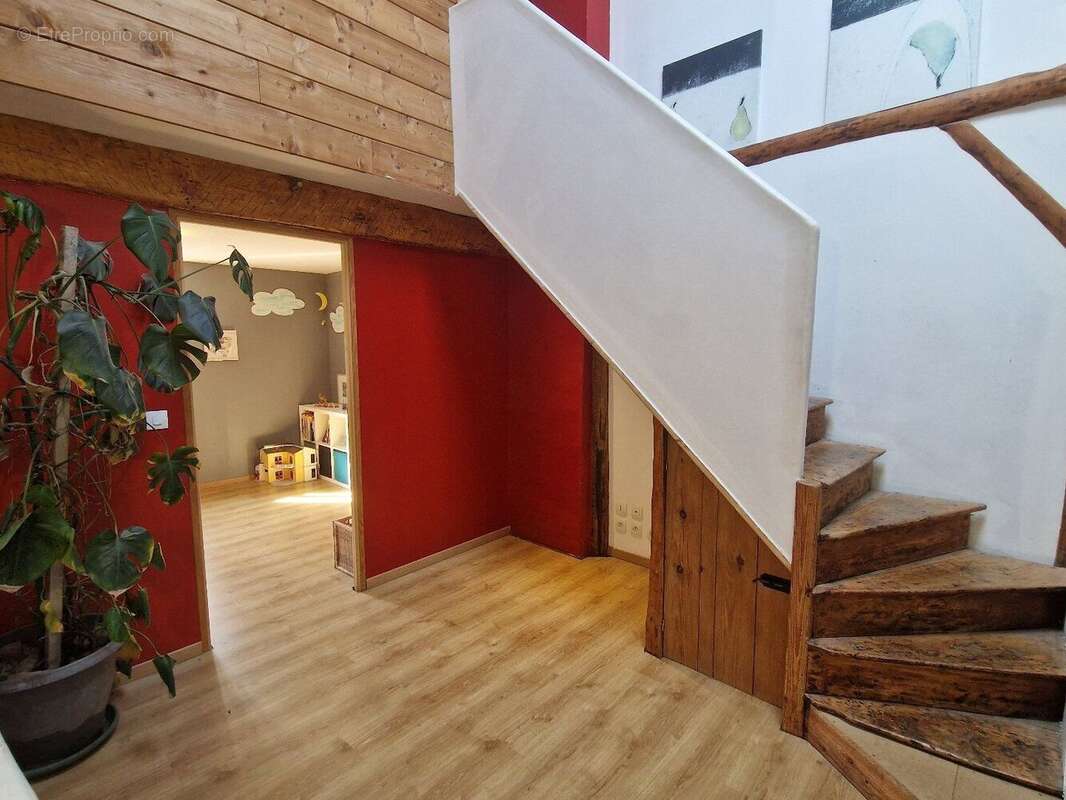 Maison de caractère avec gîte et dépendance - photo 6