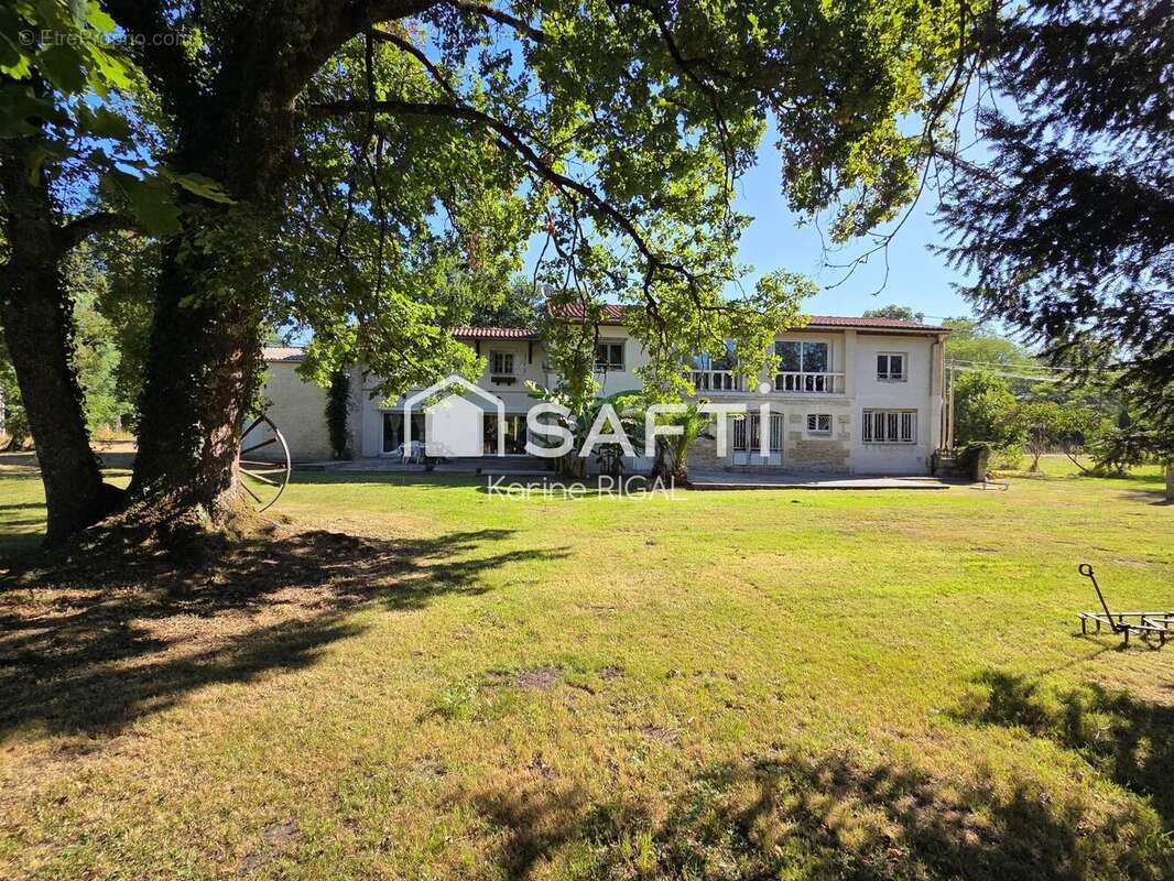 Maison 340 m² à Reignac  - photo 3