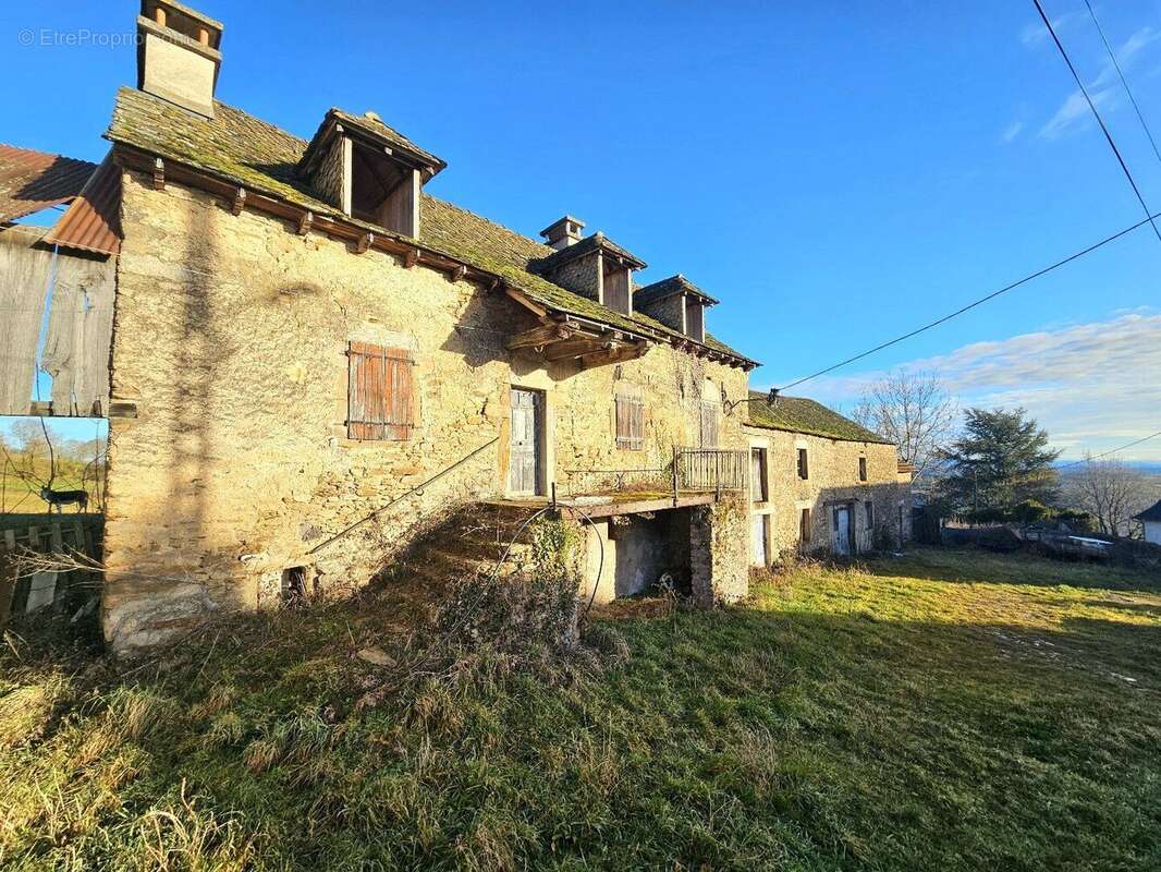 Corps de ferme à rénover avec son terrain d'environ 700m² - photo 4