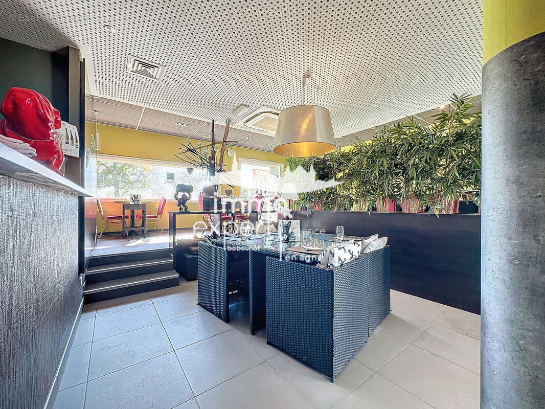 CHARMES   Murs commerciaux d'exception de 1 075 m2   Restaurant, Bar & Salle de Spectacle - photo 9
