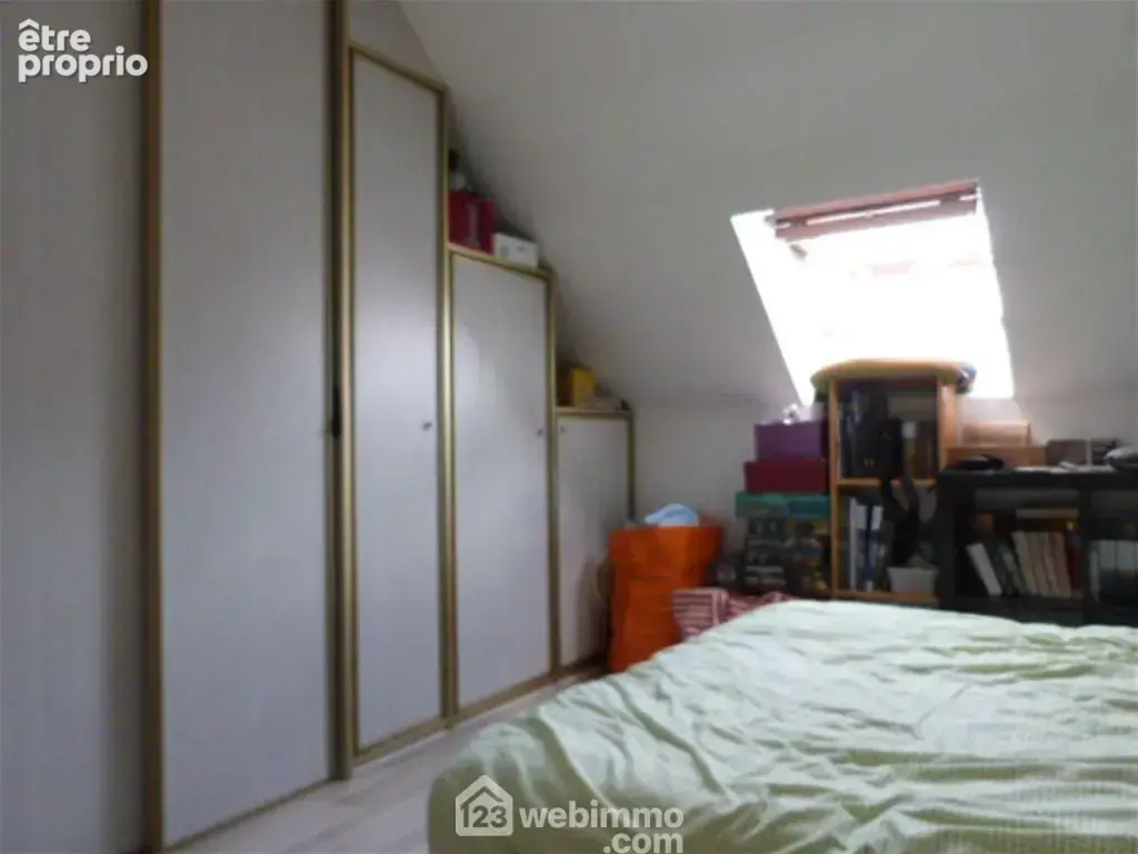 La superficie est de 12.84m2 au sol (8.67m2 carrez)