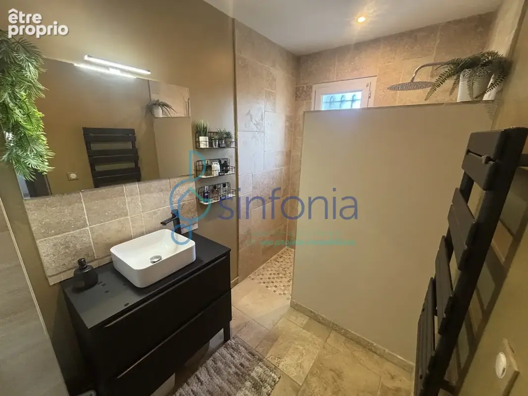 Belle maison familiale avec garage, piscine hors sol et 4 stationnements - photo 16