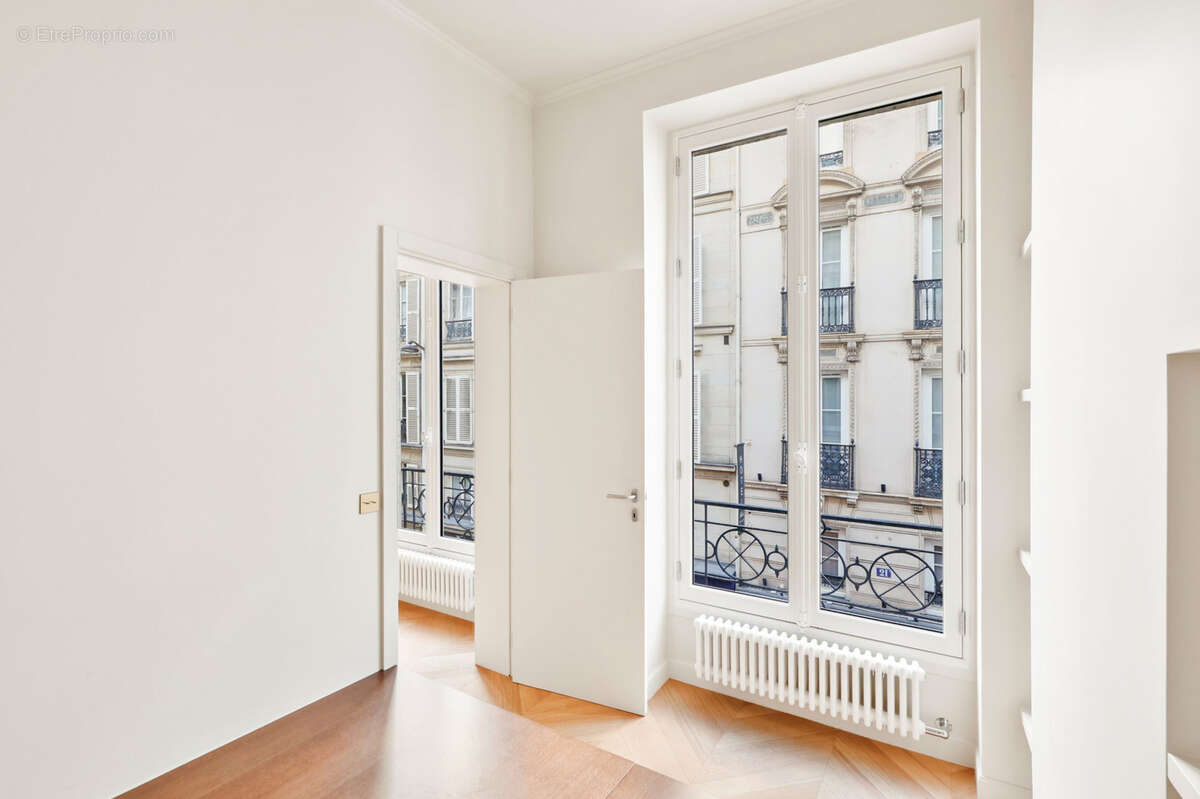 Appartement à PARIS-1E