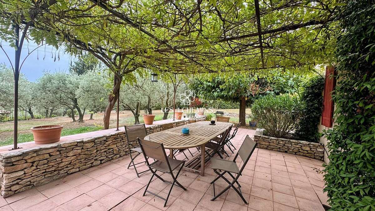 A vendre bastide d'environ 250 m²  6 pièces + T2 sur 4000 m2 - photo 5