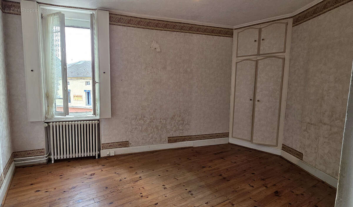 Appartement à LE MAYET-DE-MONTAGNE