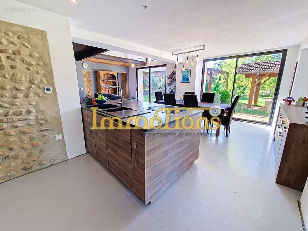 Maison à SAINT-HILAIRE-DU-ROSIER