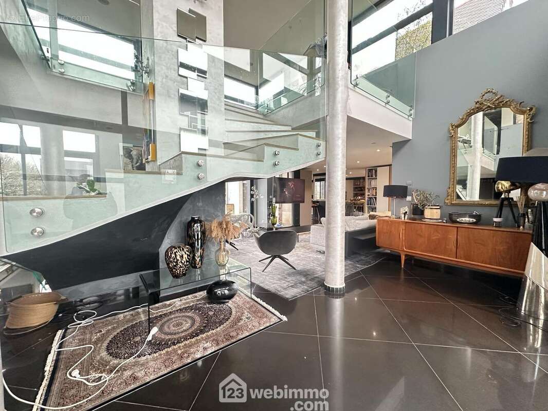 Elle distribue ... - Maison à CERNY-LES-BUCY