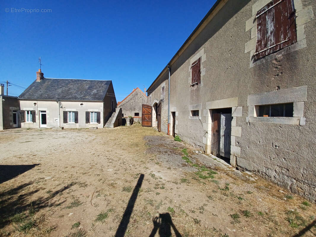 Ancienne fermette avec nombreuses dépendances et terrain attenant d'env 7 800m2 - photo 17