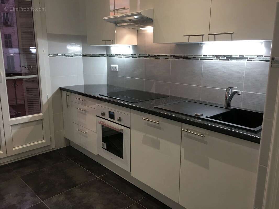 Cuisine Acier inoxydable Carrelage - Appartement à NICE