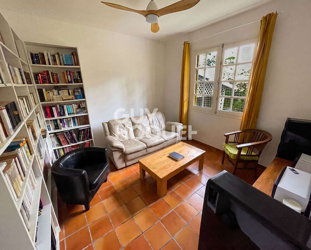 VILLA T6 de 238m² sur terrain de 2896 m² - BDN STE CLOTILDE - photo 5