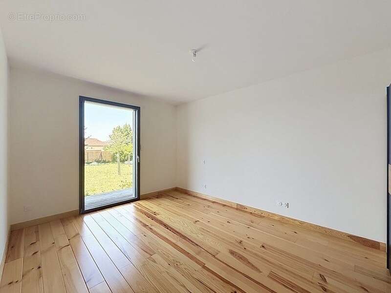 Maison à vendre plain-pied en bois de 149 m², 5 pièces, piscine, 2 garages - BERGERAC (24) - photo 12