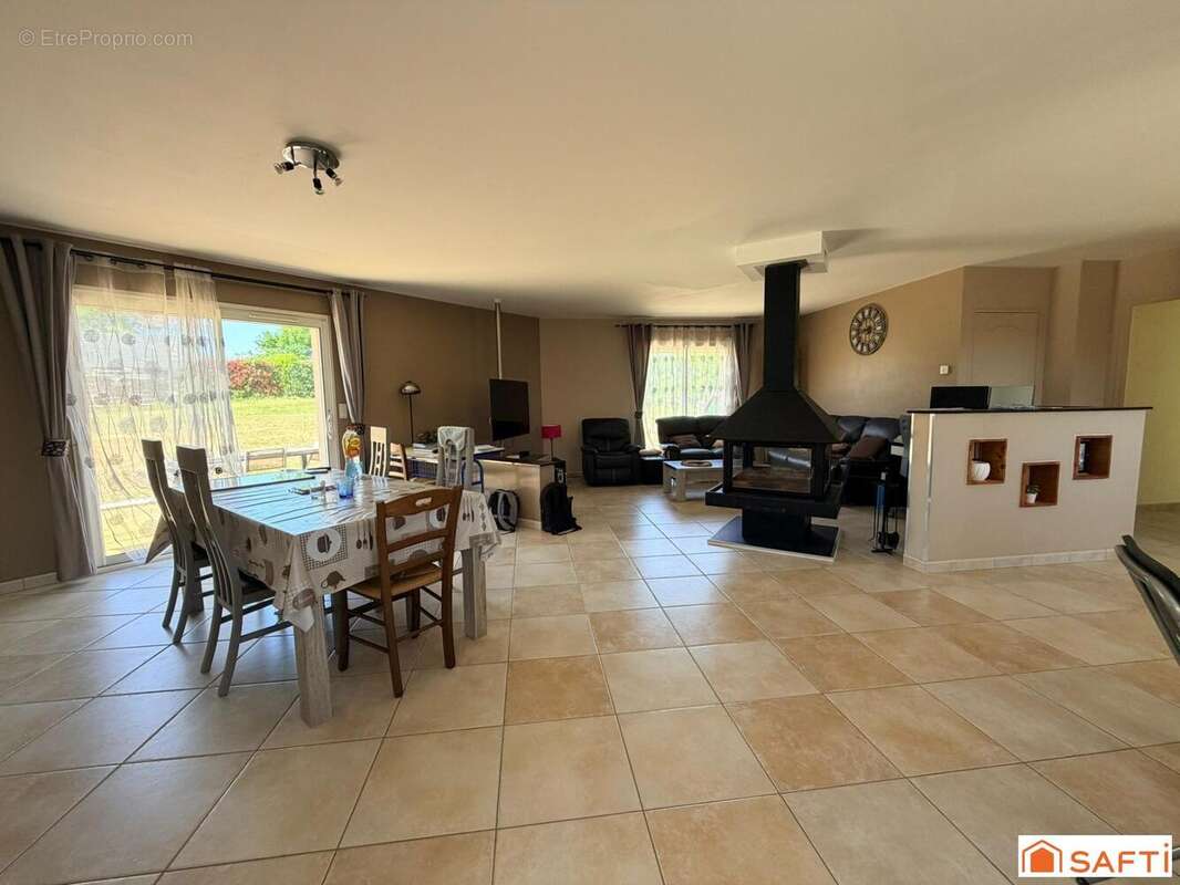 Maison 128 m² à Saint-Sulpice  - photo 6