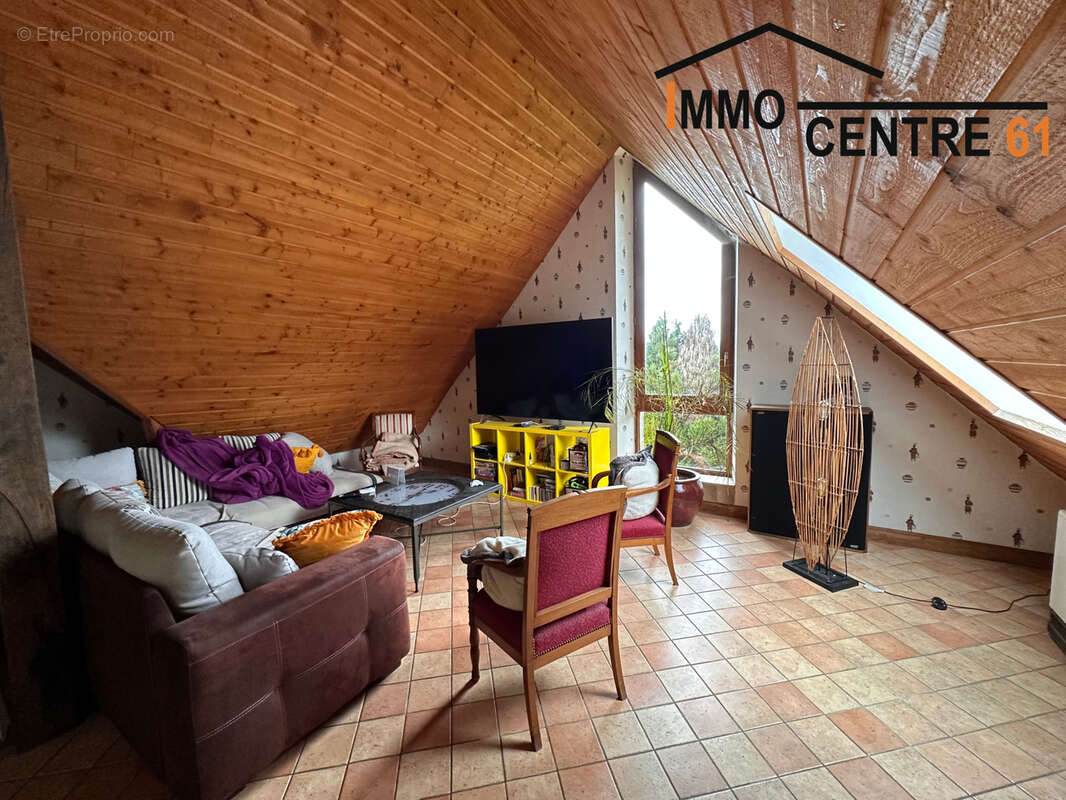 Maison d'architecte 5 chambres et un gîte de 64m2 sur un terrain de 5527m2 arboré. - photo 15