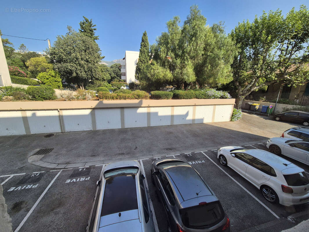 Toulon Ouest - Appartement Type 2 entièrement rénové avec terrasse et stationnement privé - photo 6