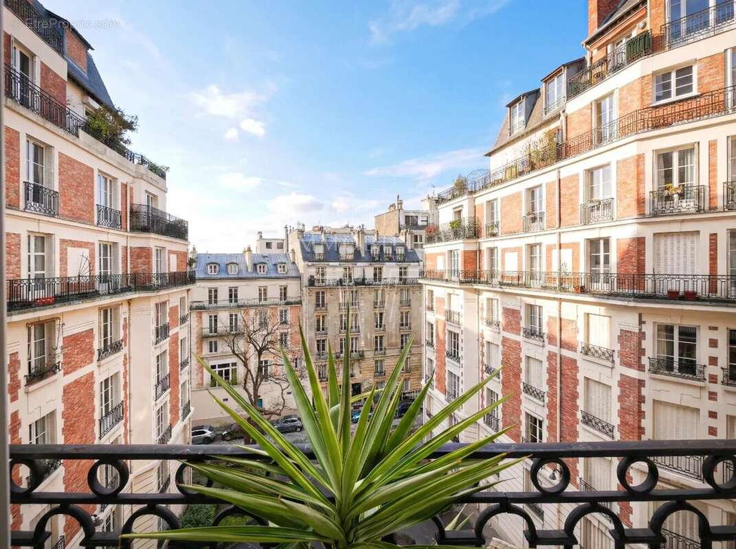 Appartement à PARIS-16E