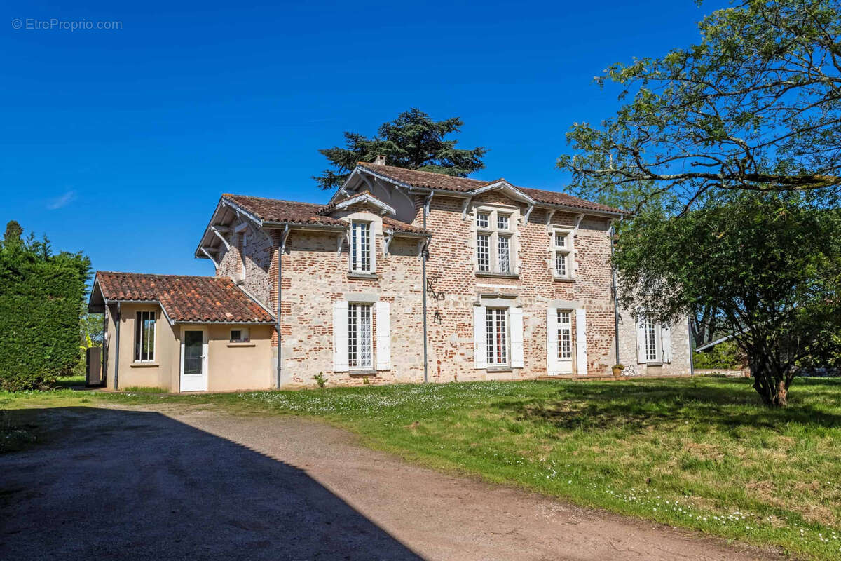 Country manor with barn and pool - photo 4