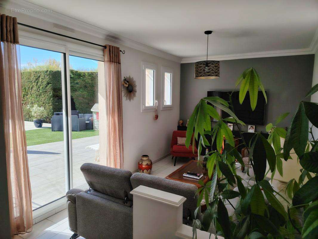 Belle Maison de 189 m² avec piscine dans environnement calme et verdoyant de Migné Auxances - photo 9