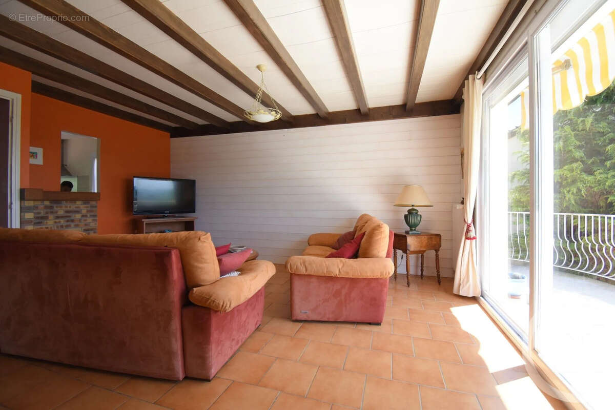 Maison à CREUZIER-LE-VIEUX