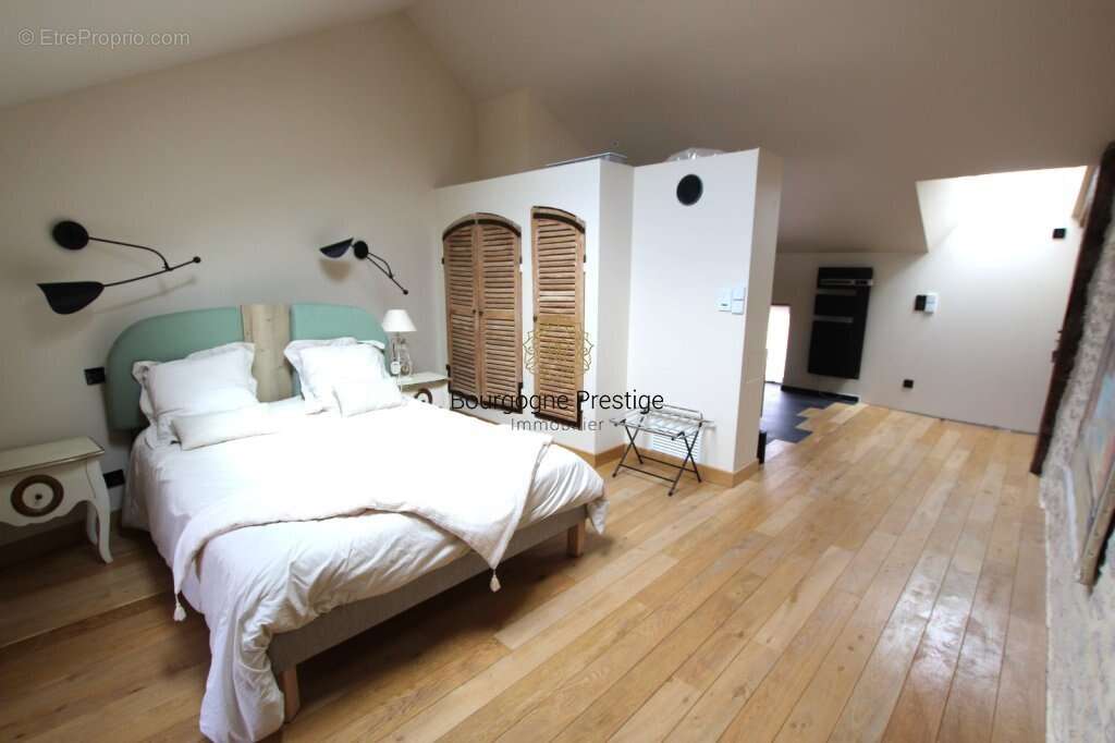 Elegante longere de caractere de 338 m² entierement renovee avec piscine et parc de 3108 m² - photo 13