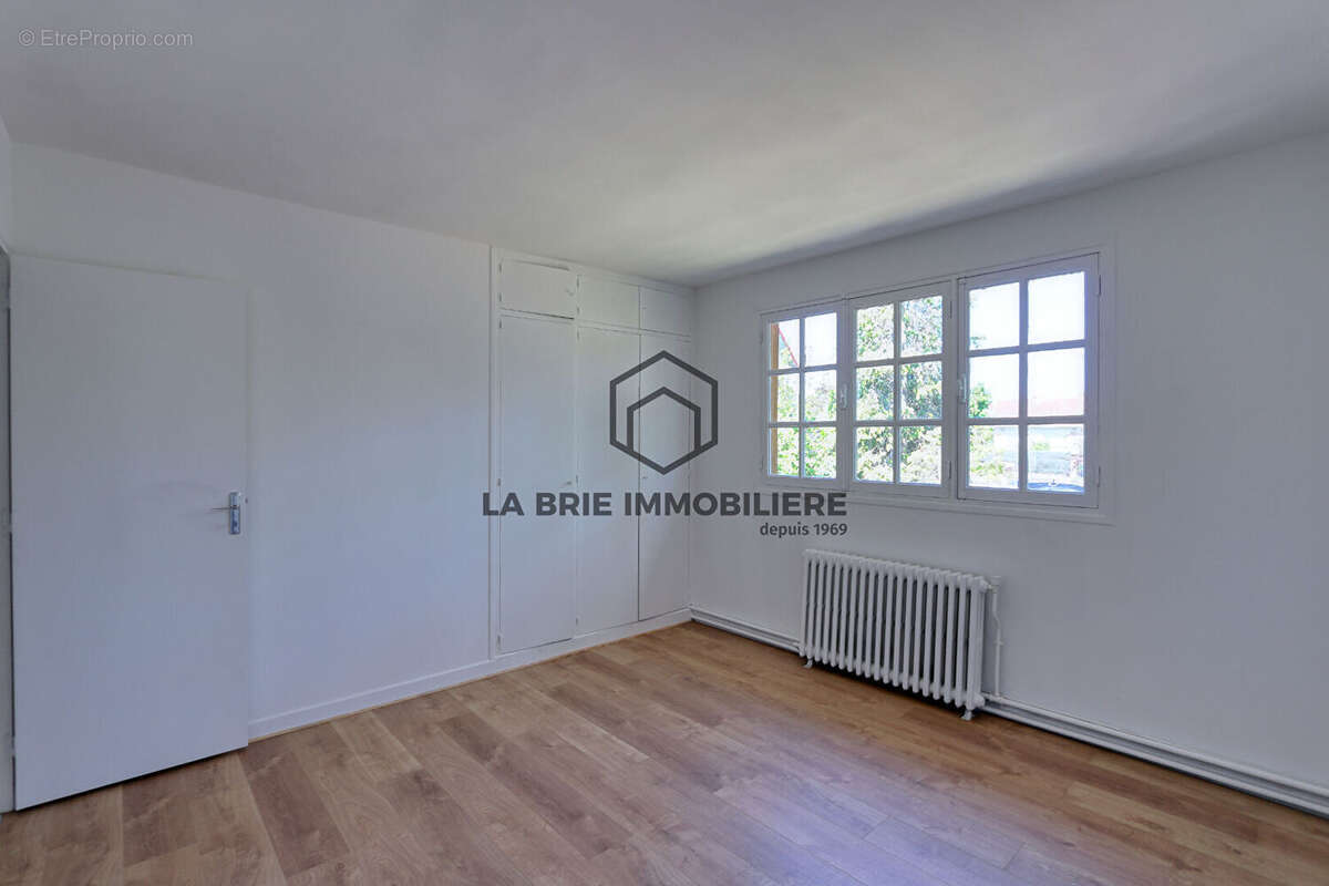 Maison à MANDRES-LES-ROSES