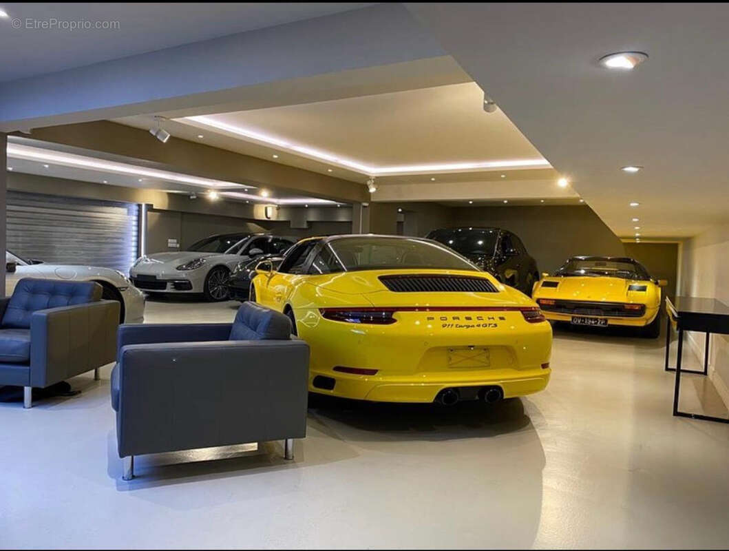 Parking à PARIS-8E