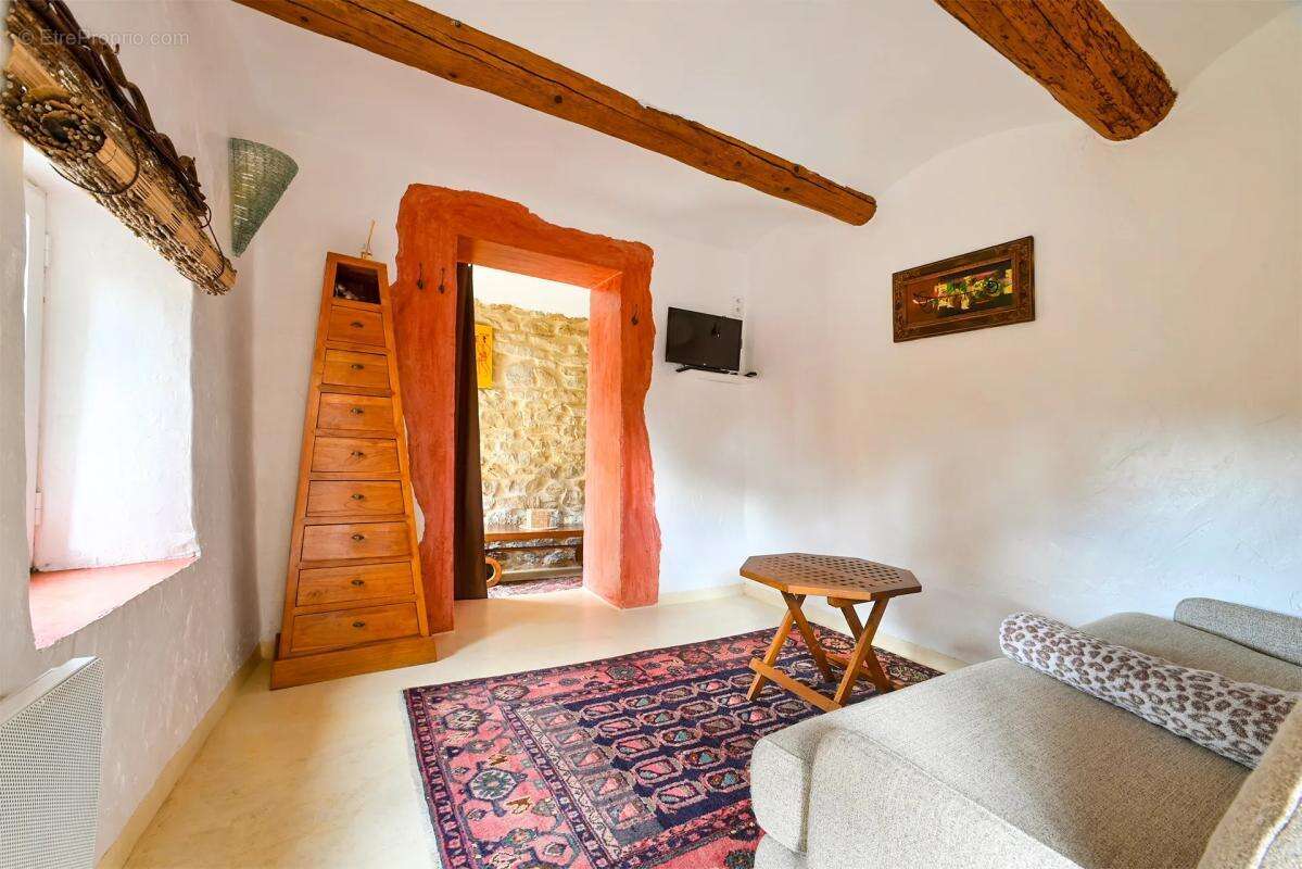 Maison à SAINT-JEAN-DE-MARUEJOLS-ET-AVEJAN