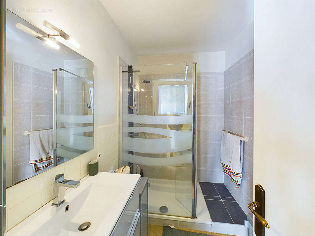 Appartement  t3  climatise 76m2 avec ascenseur  cave et parking securise  hyper centre  valence 26000 - photo 4