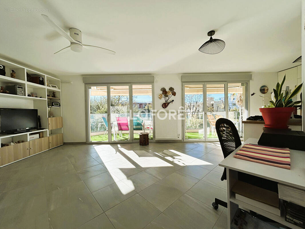 Appartement à SAINT-LAURENT-DU-VAR