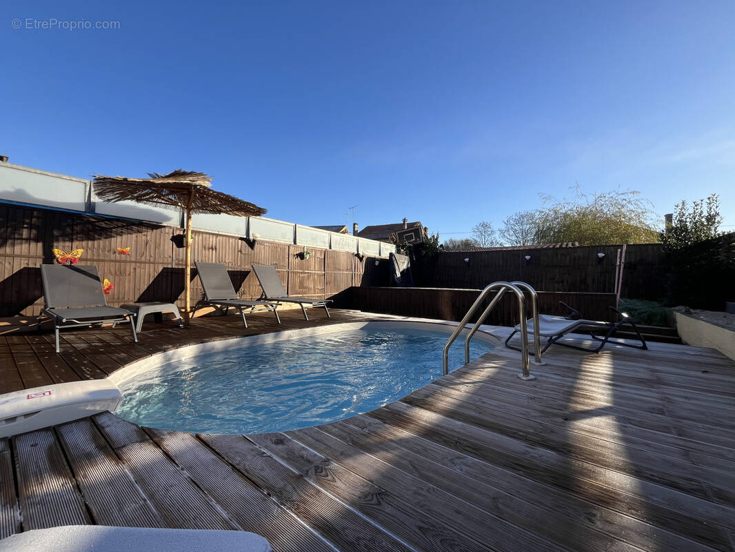 Maison à SAINT-YZAN-DE-SOUDIAC