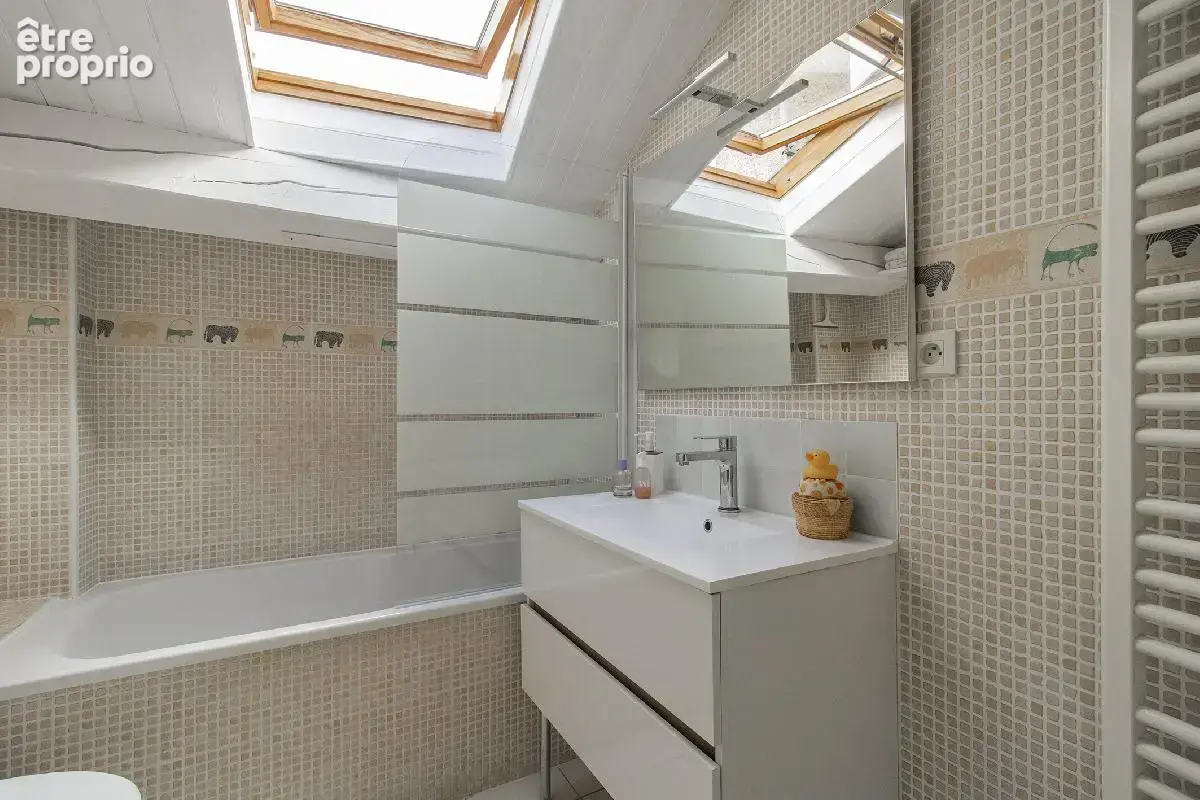Coup de cœur pour cette maison ancienne rénovée, pleine de charme de 136 m² surface plancher, avec 4 chambres, bureau, grand gar - photo 9
