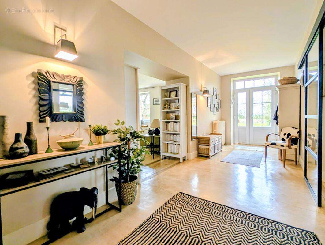 Demeure du 18ème de 289 m² avec piscine et dépendances sur terrain de 3 hectares - photo 7