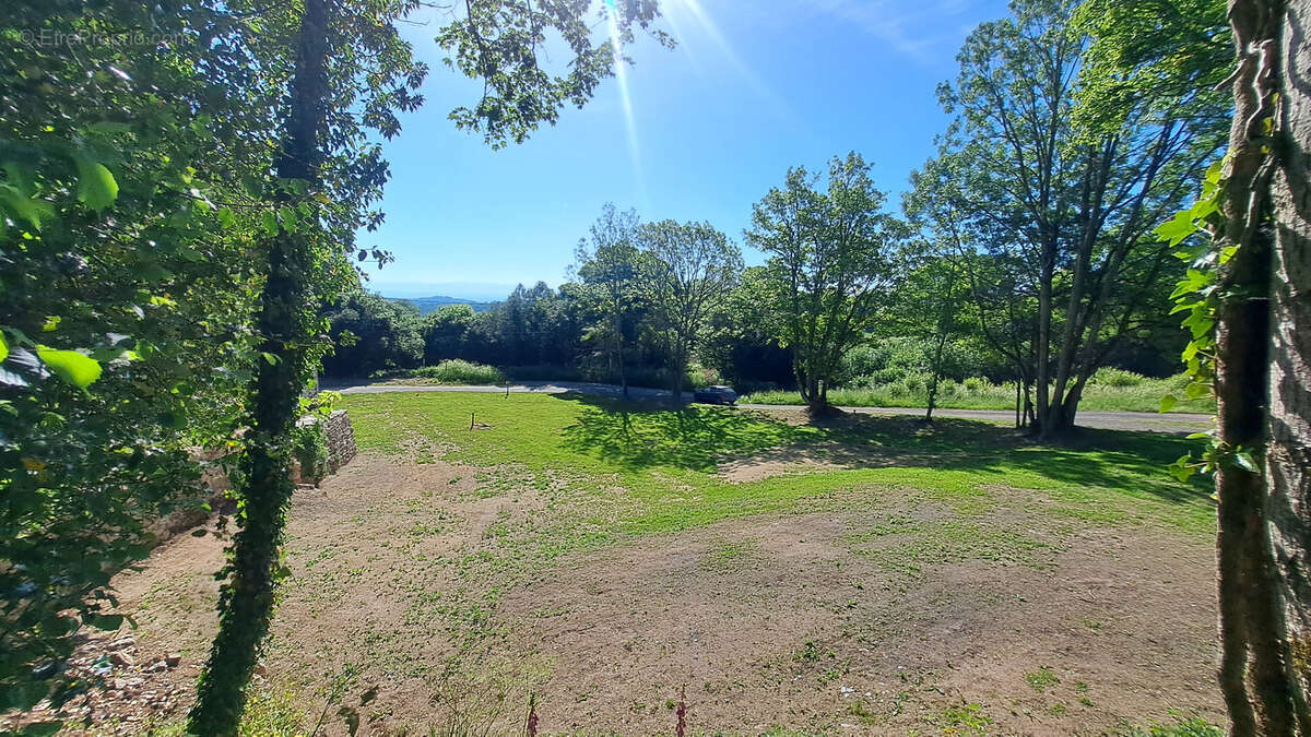 Terrain à CHARBONNIERES-LES-VARENNES