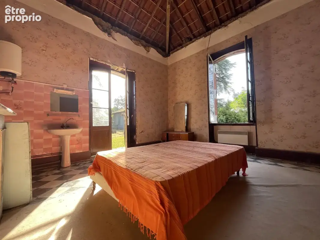 Maison a renover avec dependances sur 10ha  de terrain - photo 13