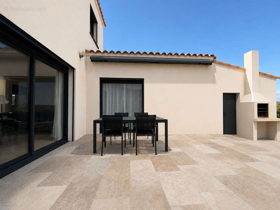 MONTPEZAT Villa contemporaine 5 pièces de 127 m2 avec piscine, jacuzzi, terrain de pétanque - photo 4