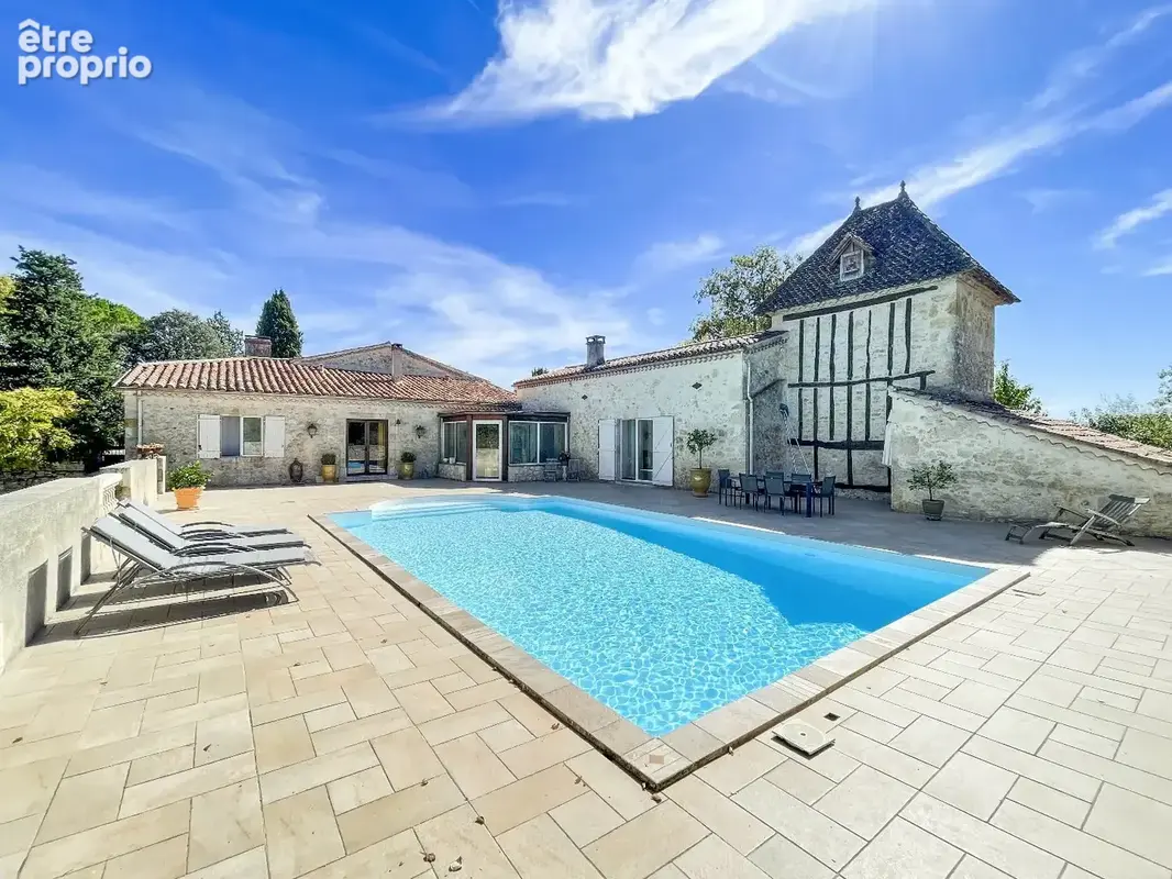 Une maison en pierres autour de sa piscine - photo 1