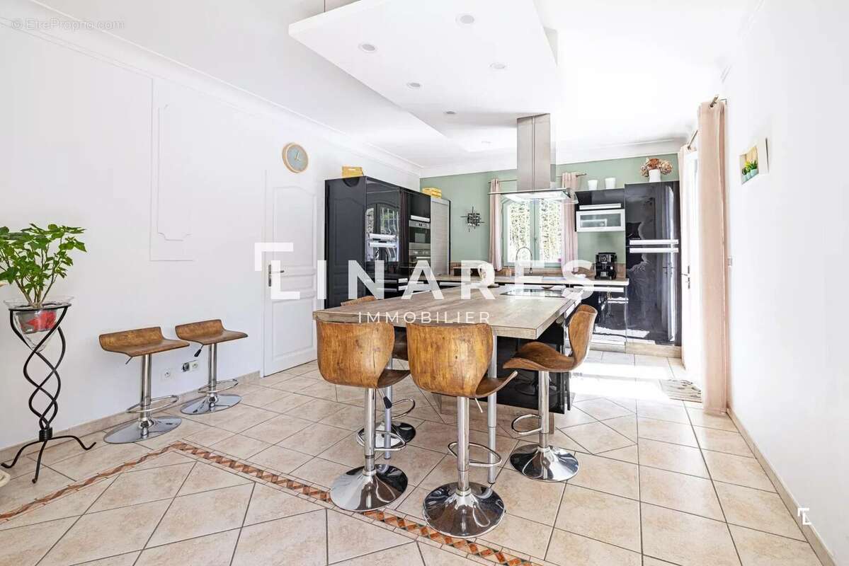 Maison à SIMIANE-COLLONGUE