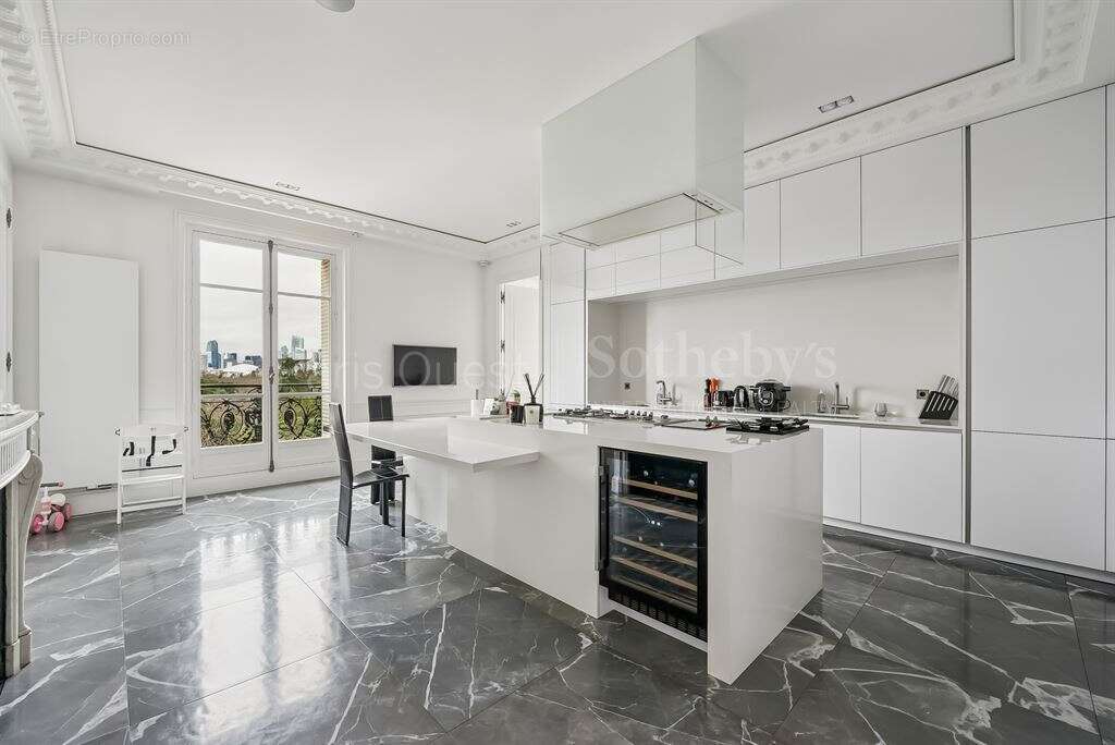 Appartement à PARIS-16E