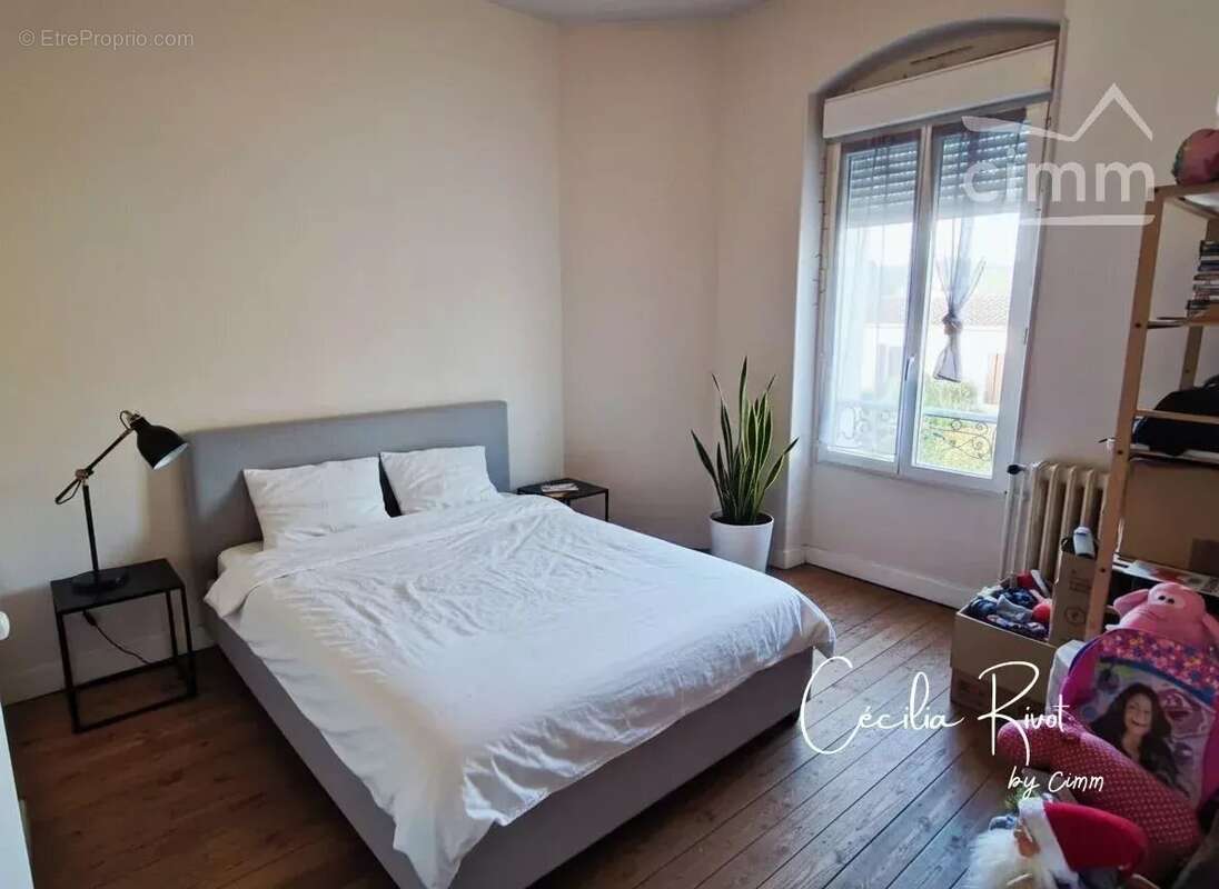 Maison à SAINT-YZAN-DE-SOUDIAC