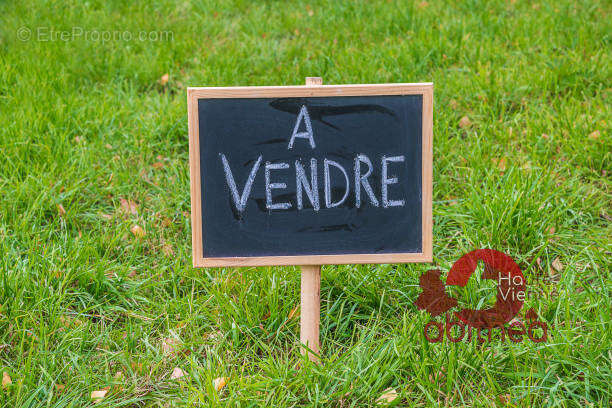 Terrain à SAINT-HILAIRE-LES-PLACES