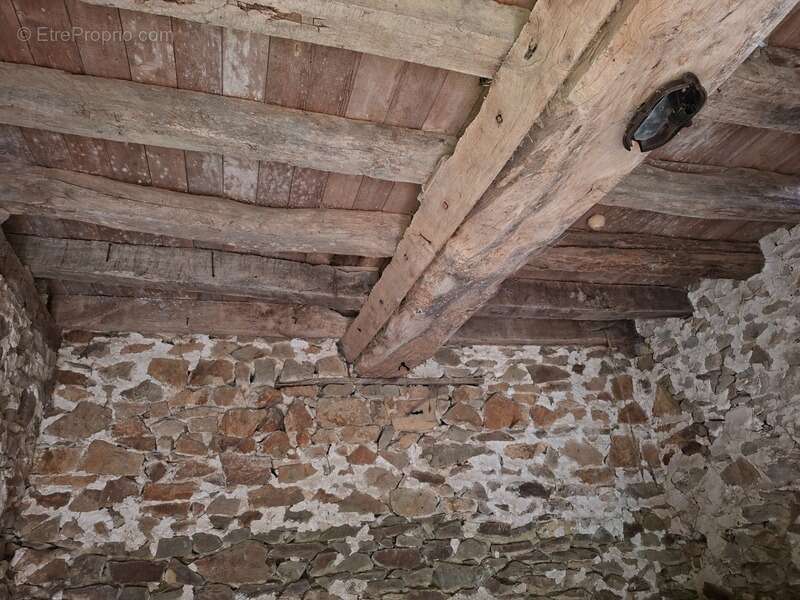 Grange , maisonnette, en pierre, brute à rénover, sur terrain de 10 000 m2 avec étang et Mobil Home. Proche Villaines la Juhel,  - photo 7