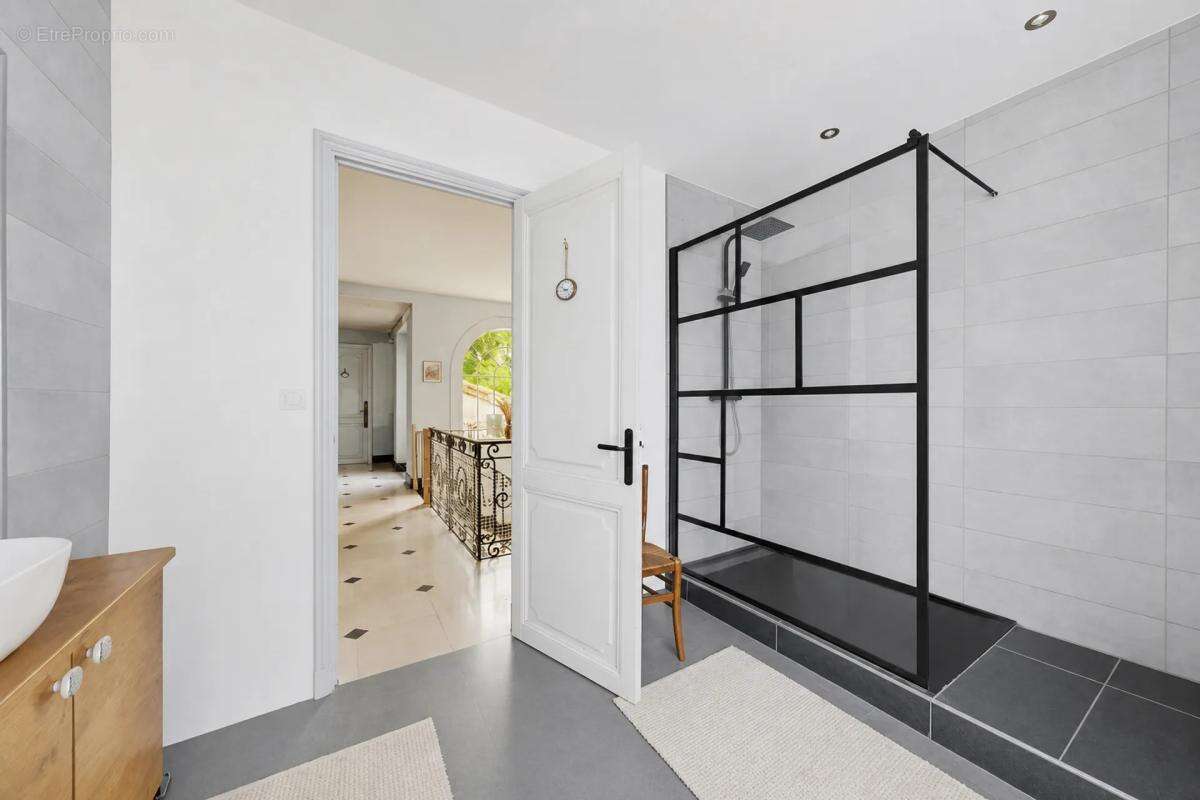 Maison de 9 pièces de 250 m² à Clérac - photo 9