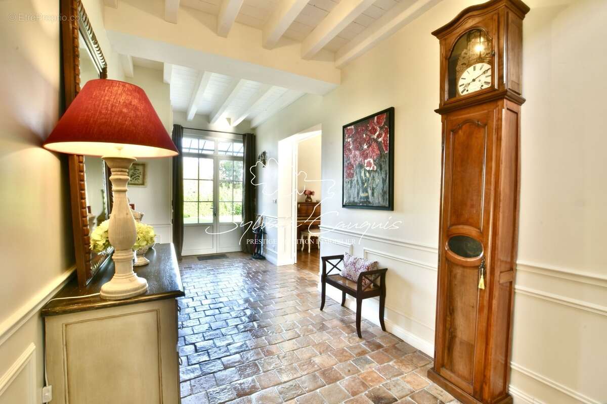Dpt Loiret (45), à vendre SULLY SUR LOIRE Maison bourgeoise 9 pièces de 270 m² - Terrain de 2 548,00 m² - Piscine chauffée - Gar - photo 5