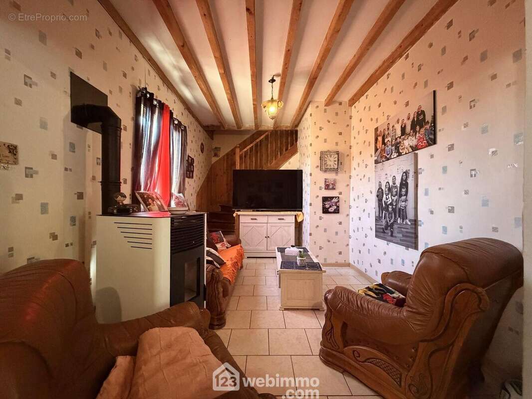 L'espace salon chaleureux