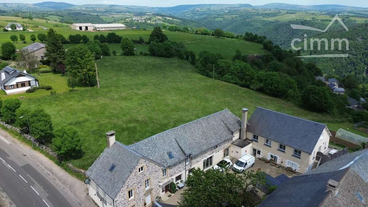 Ensemble immobilier au cœur de l'Aubrac - photo 4