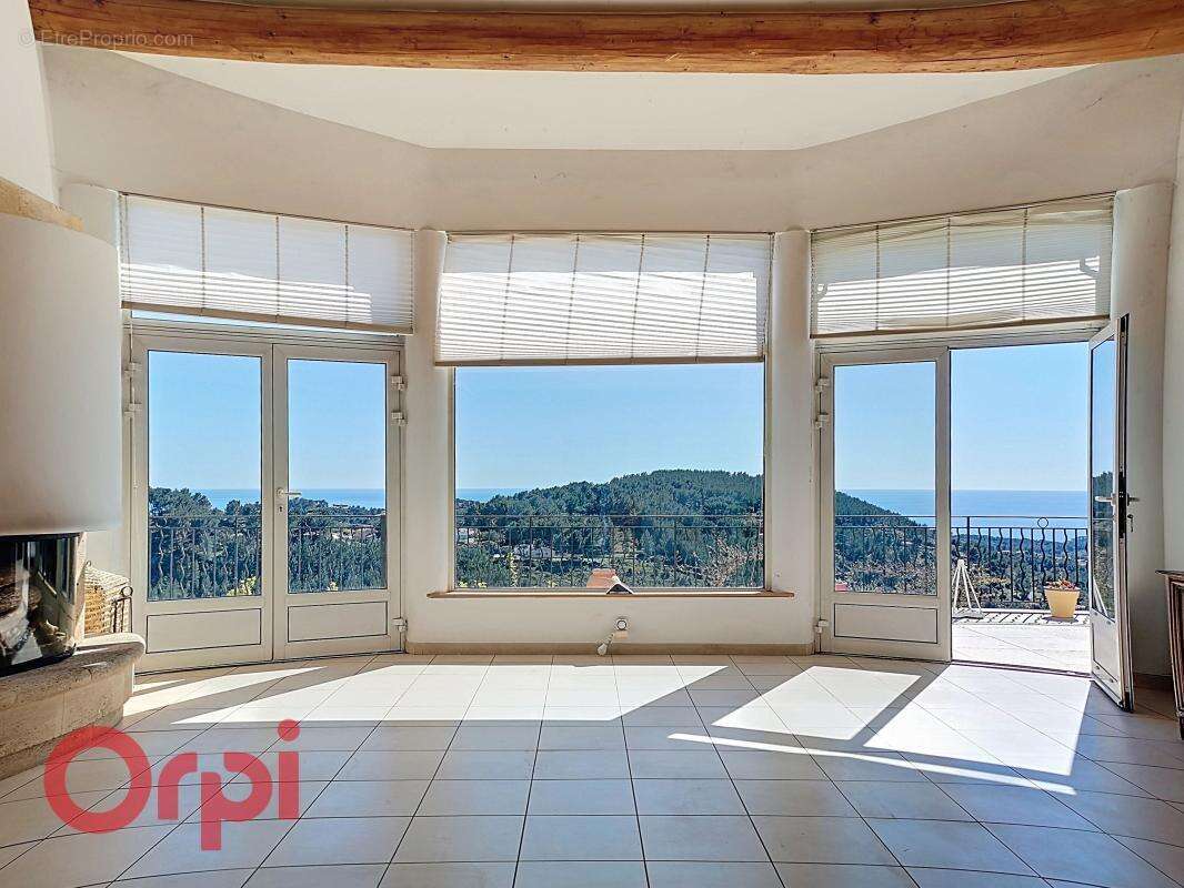 Superbe villa T7 entre Bandol et La Cadière-d'Azur  Vue Mer à 180°  Terrain 5 000 m - photo 2